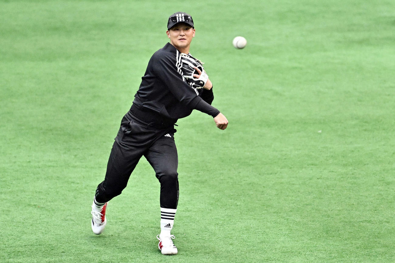 自主トレを公開した巨人吉川（撮影・滝沢徹郎）