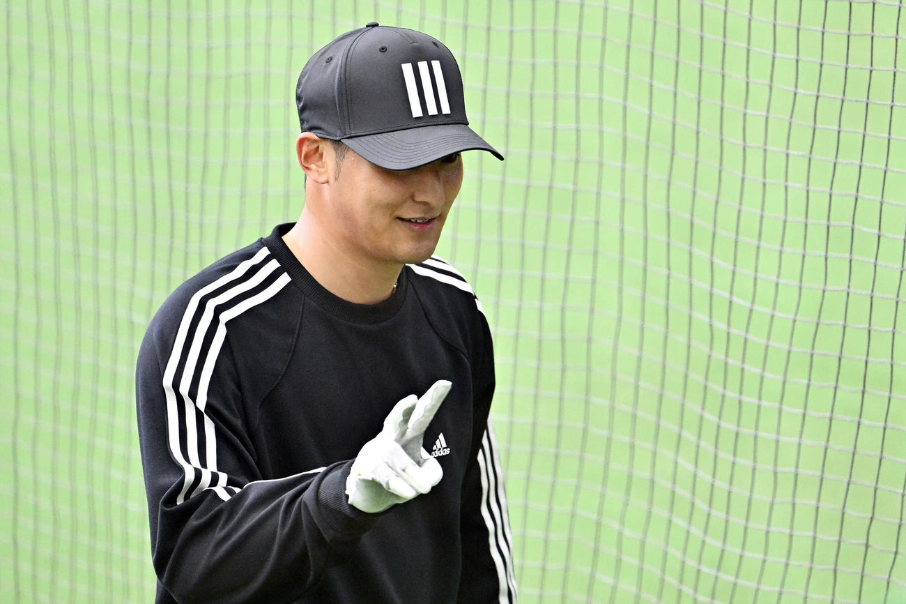 自主トレを公開した巨人吉川はピースする（撮影・滝沢徹郎）