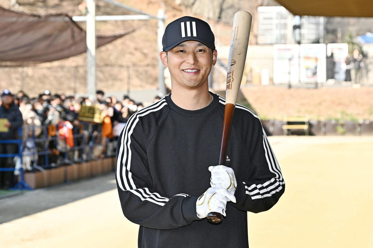 自主トレを公開した巨人吉川は笑顔で記念撮影する（撮影・滝沢徹郎）