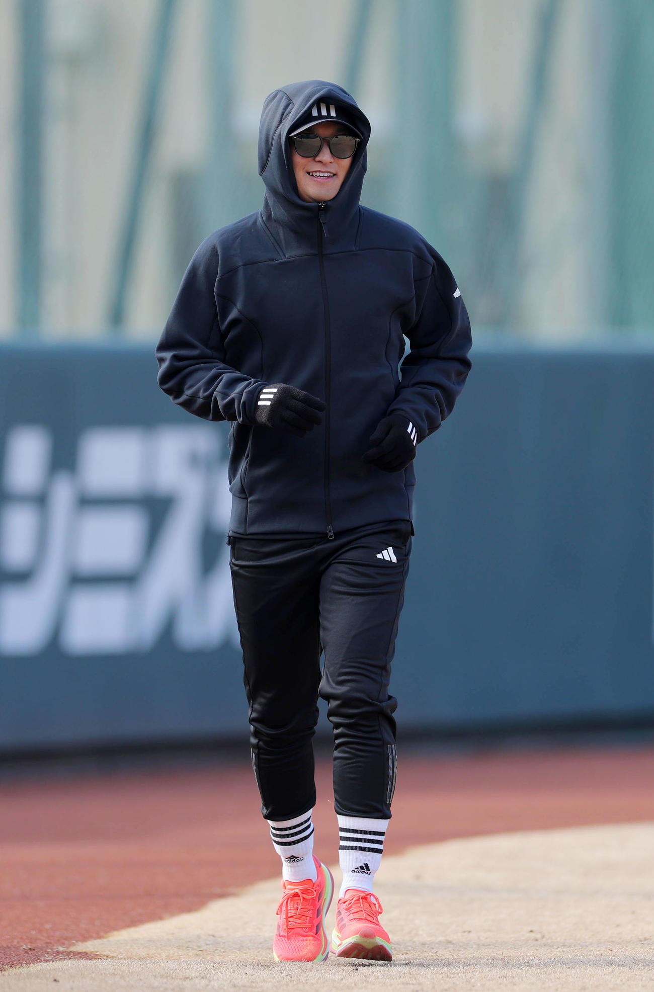 自主トレのウオーミングアップをする巨人吉川