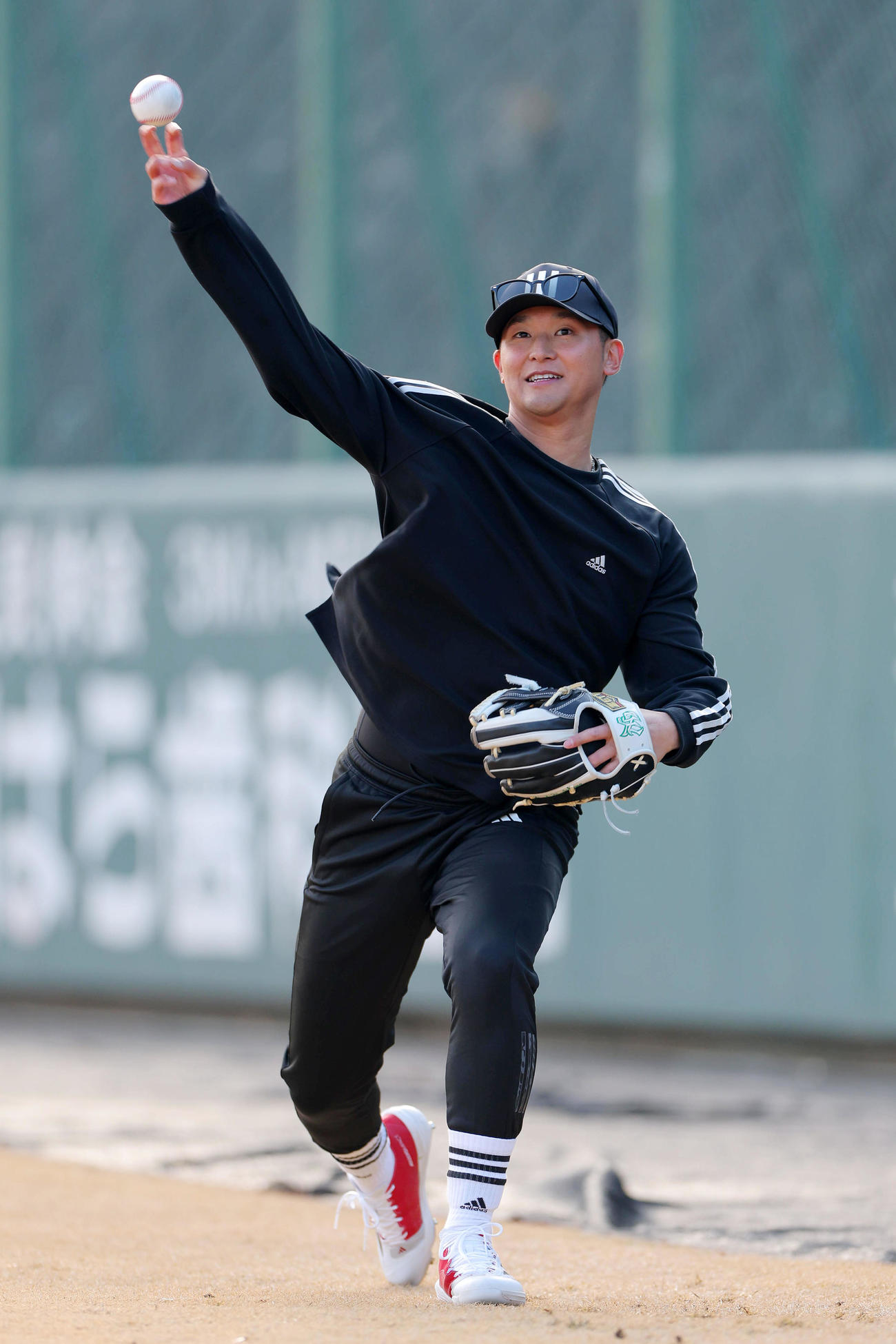 公開自主トレでキャッチボールする巨人吉川
