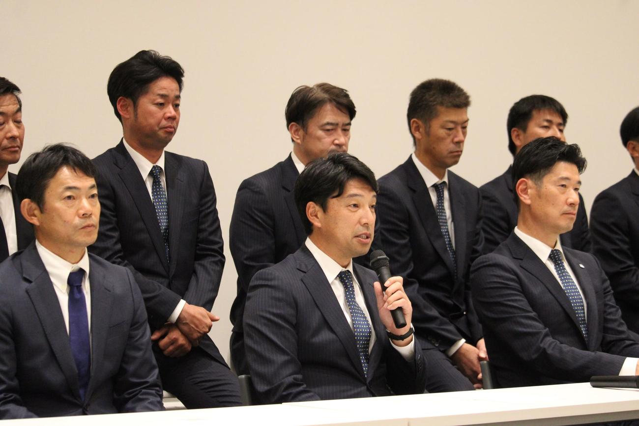 今季の抱負を話す西武小関ファーム監督。左は仁志1軍野手チーフコーチ（撮影・金子真仁）