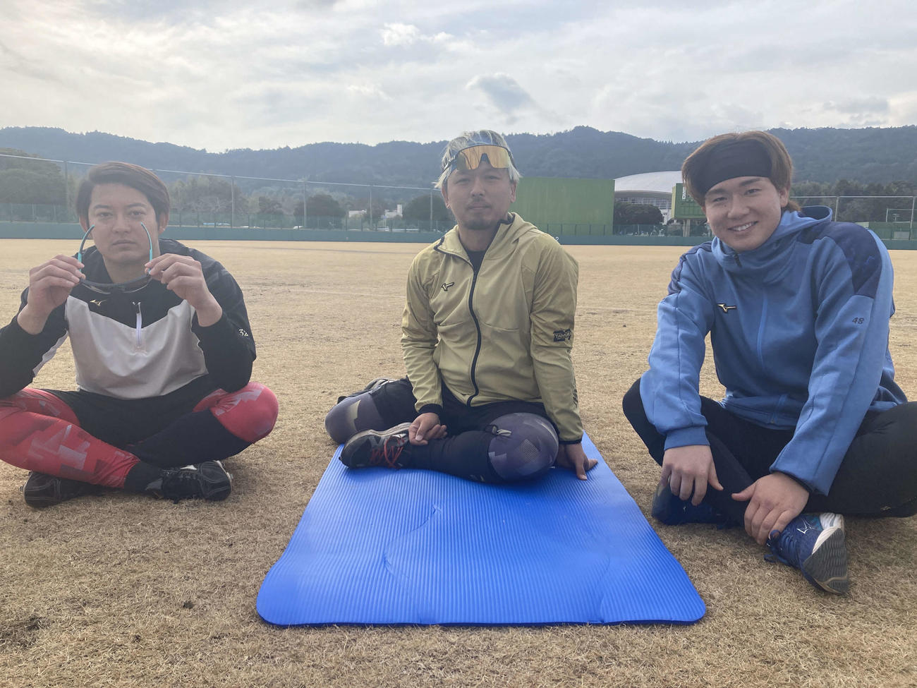千葉・鴨川市内で自主トレを行った、左からロッテ佐藤都、田村、中村稔（球団提供）