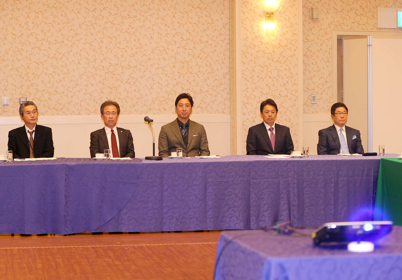合同スタッフ会議に臨む、左から嶌村専務取締役、粟井球団社長、藤川監督、藤本総合コーチ、平田2軍監督（撮影・上山淳一）