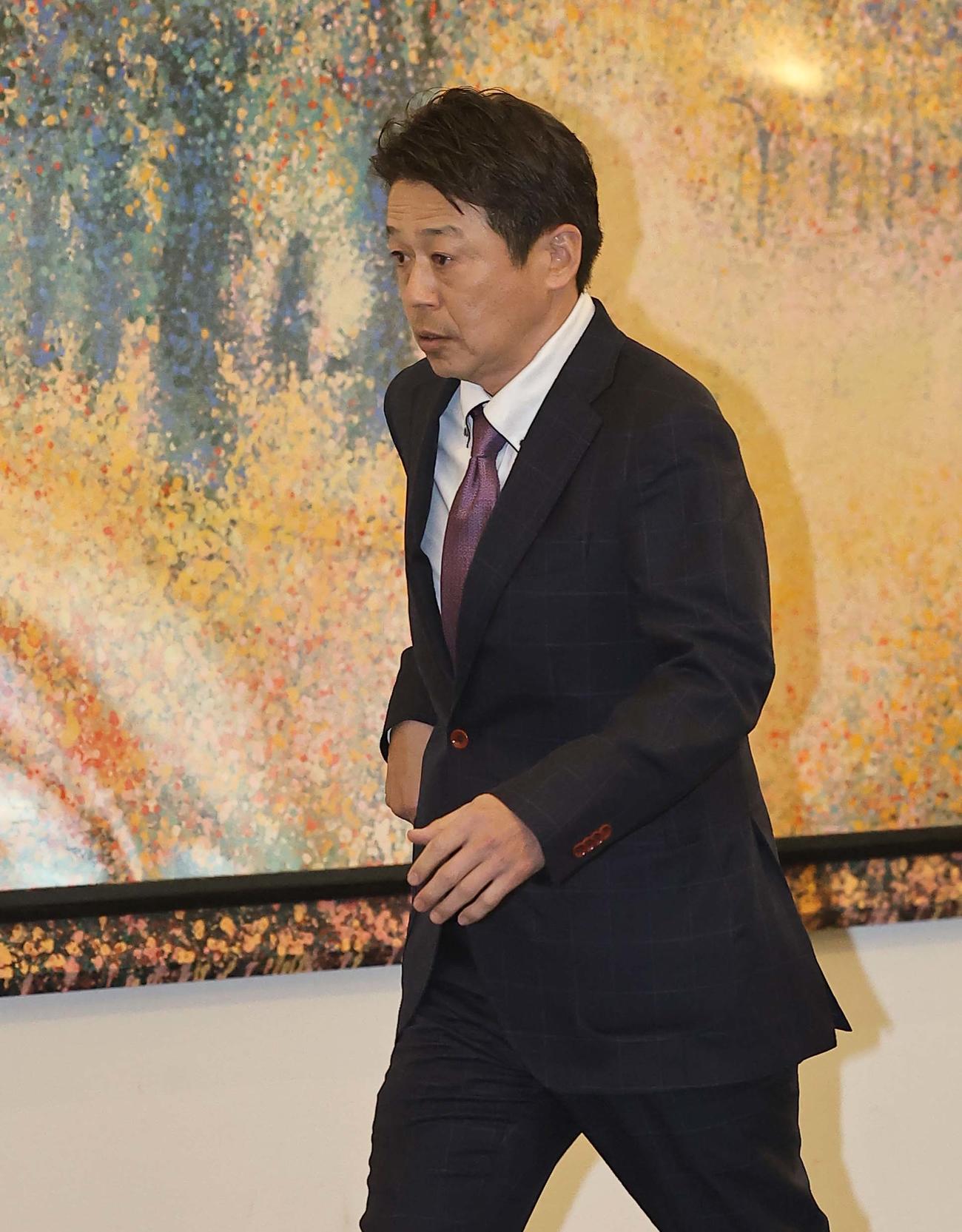 阪神タイガース合同スタッフ会議の会場に入る藤本総合コーチ（撮影・上田博志）