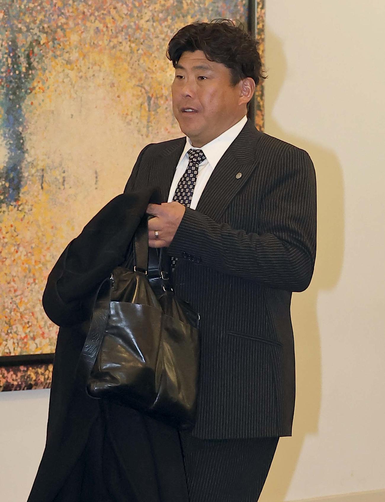 阪神タイガース合同スタッフ会議の会場に入る北川コーチ（撮影・上田博志）
