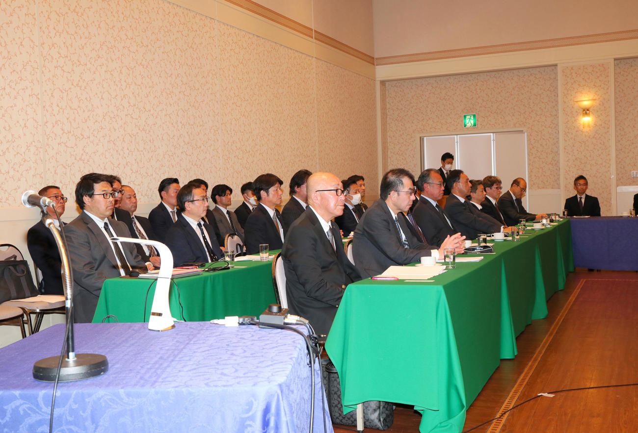 合同スタッフ会議会議に臨む首脳陣（撮影・上山淳一）