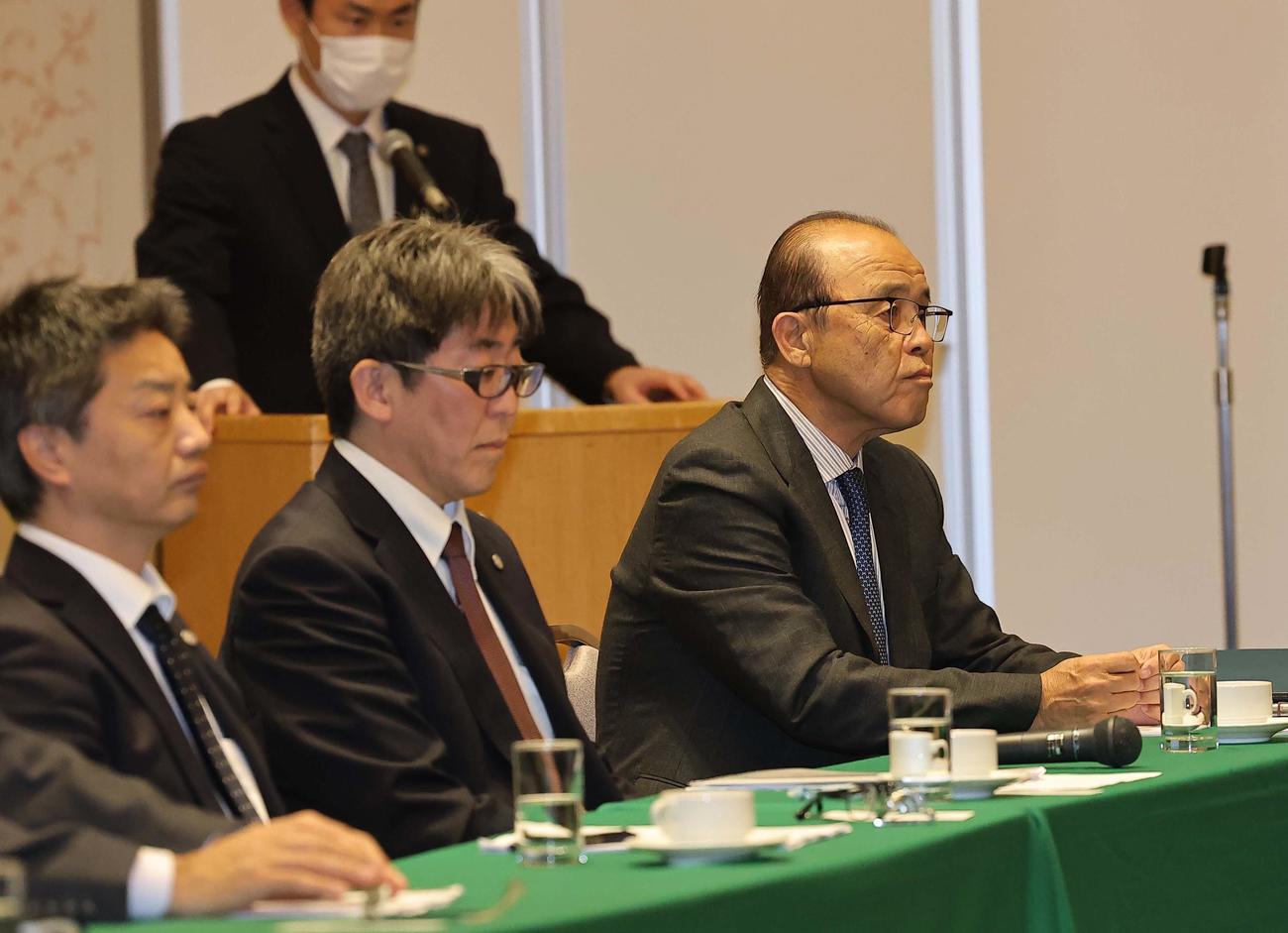 合同スタッフ会議に参加する岡田顧問（撮影・上田博志）