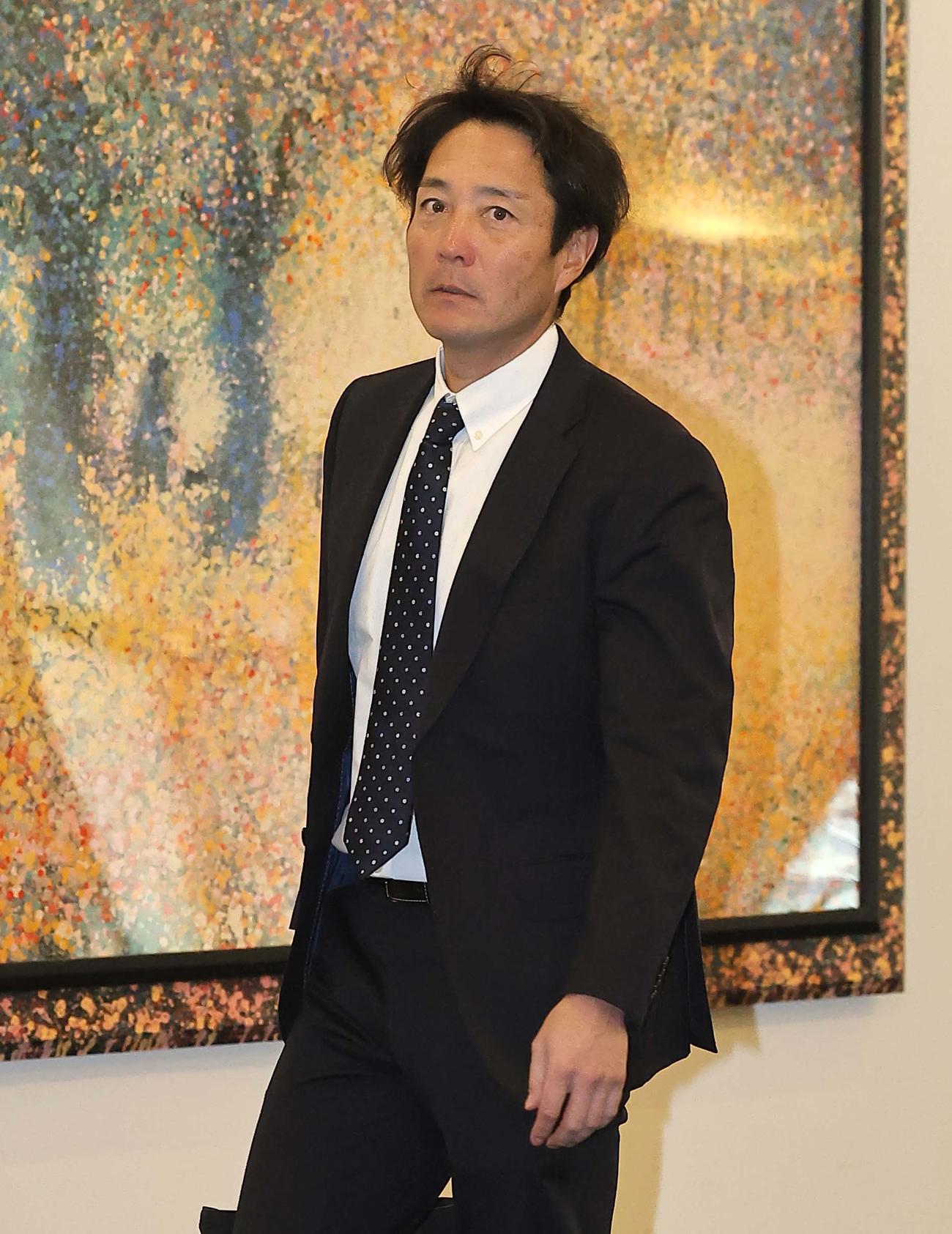 阪神タイガース合同スタッフ会議の会場に入る日高コーチ（撮影・上田博志）