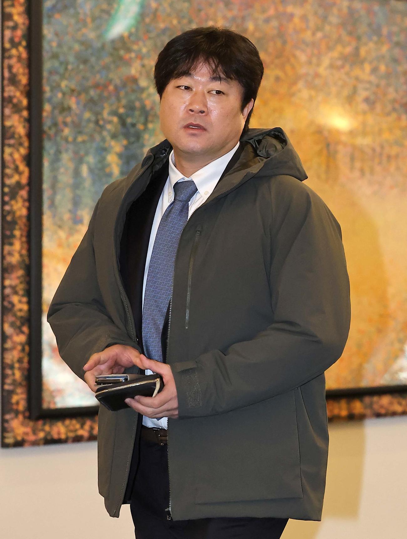 阪神タイガース合同スタッフ会議の会場に入る安藤コーチ（撮影・上田博志）