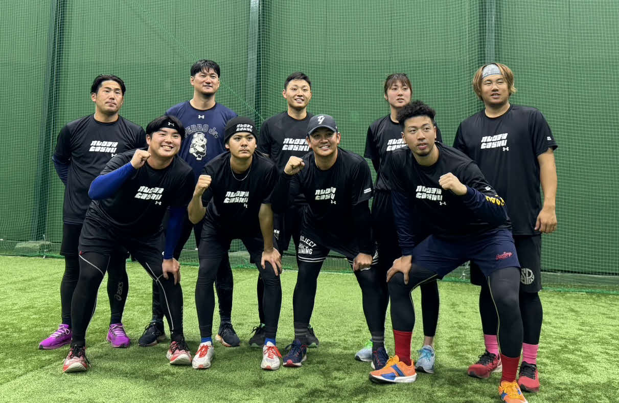 「チームYASUAKI」の自主トレメンバー。前列右から松本凌、山崎、宮城、草野。後列右から堀岡、女子野球淡路BRAVEOCEANSの三浦、BC埼玉・大生、BC新潟・三上、同片山（撮影・小早川宗一郎）