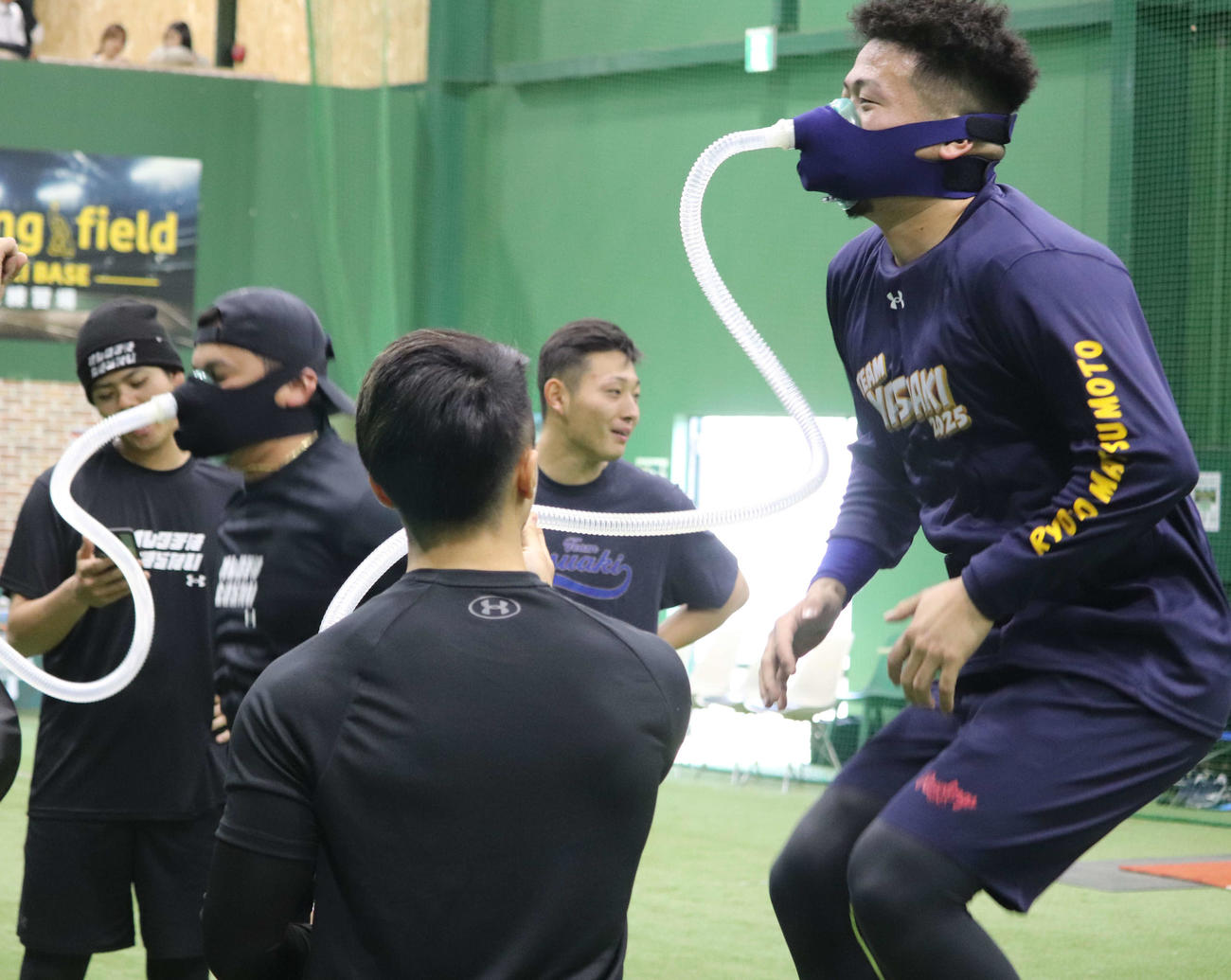 自主トレを公開し、標高3000メートル級の低酸素の状態でトレーニングを行うDeNA山崎（左）と松本凌（撮影・小早川宗一郎）