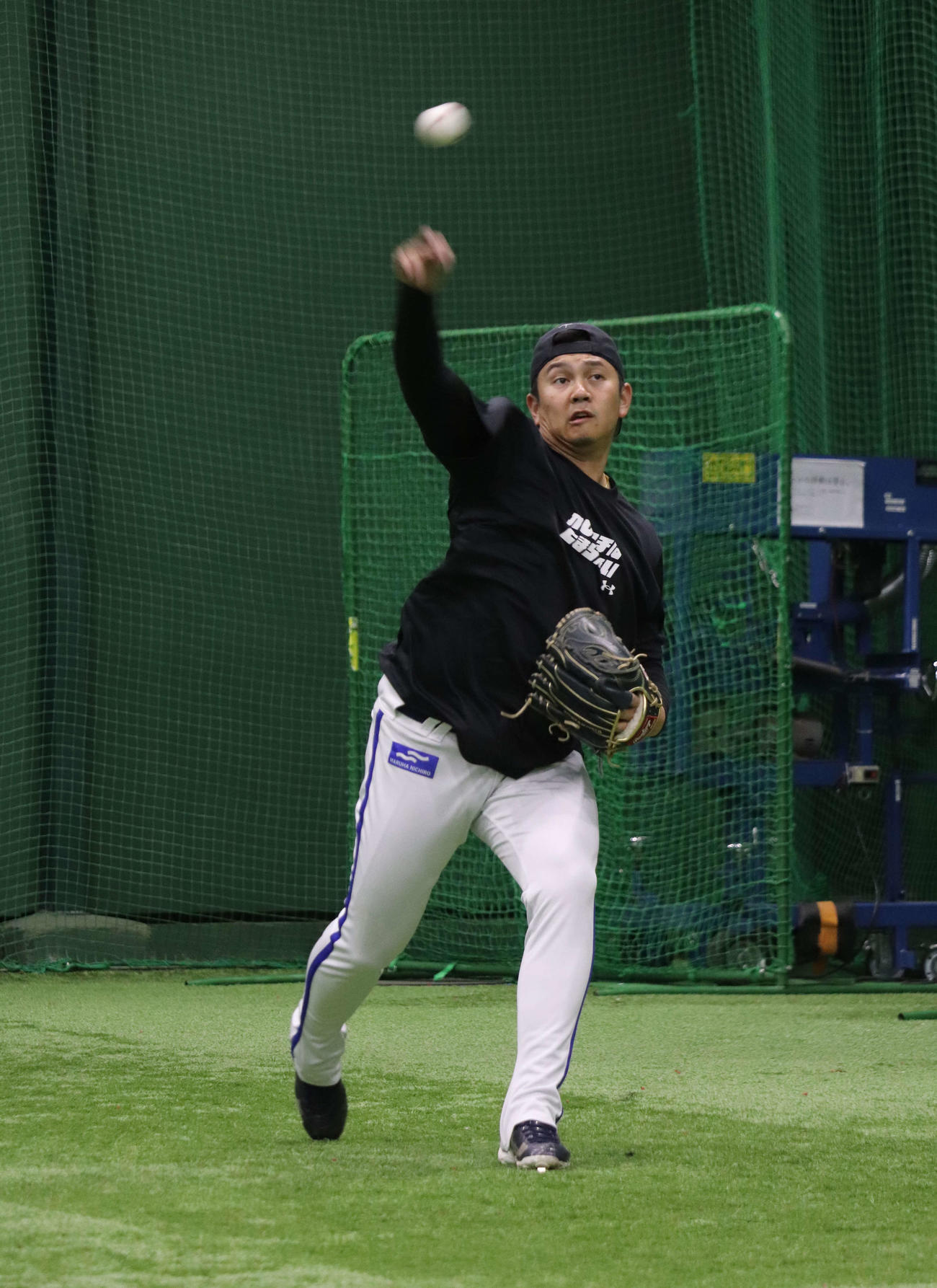 自主トレを公開し、キャッチボールする山崎（撮影・小早川宗一郎）