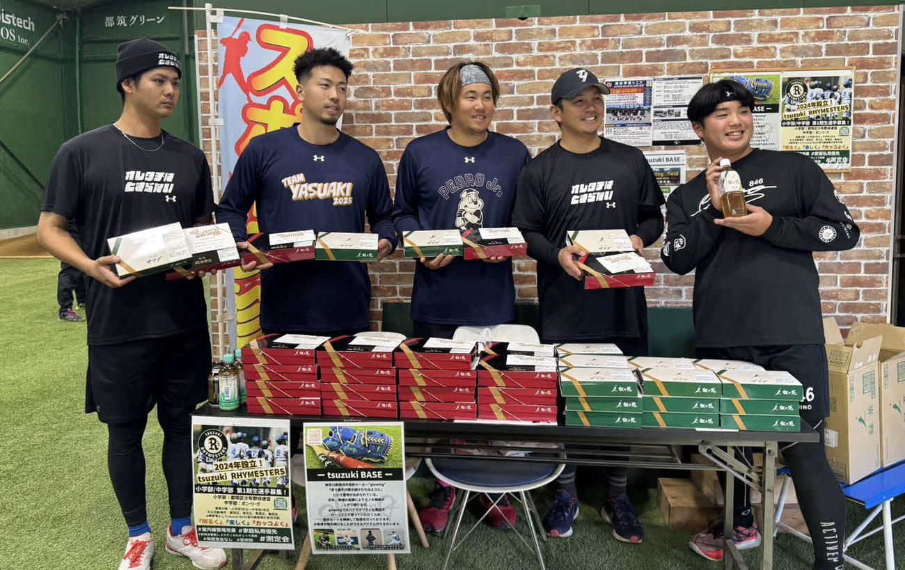 報道陣に叙々苑弁当セットを差し入れたDeNA山崎（右から2番目）と「チームYASUAKI」のメンバー。左から宮城、松本凌、堀岡。右は草野（撮影・小早川宗一郎）