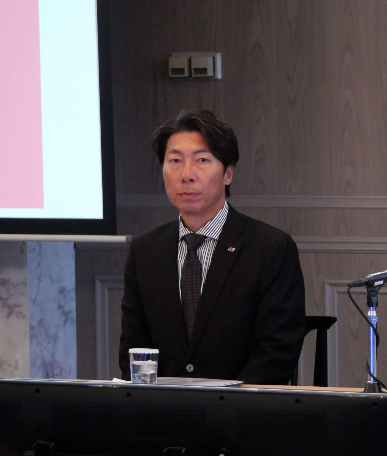 スタッフ会議に出席したヤクルト高津監督（撮影・上田悠太）