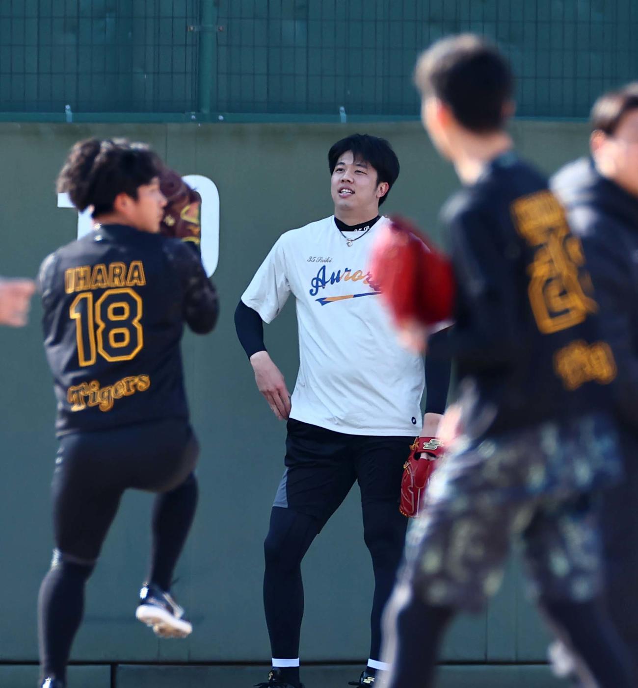 才木（中央）は今朝丸（右）伊原陵人と同じグラウンドでトレーニングをする（撮影・上田博志）