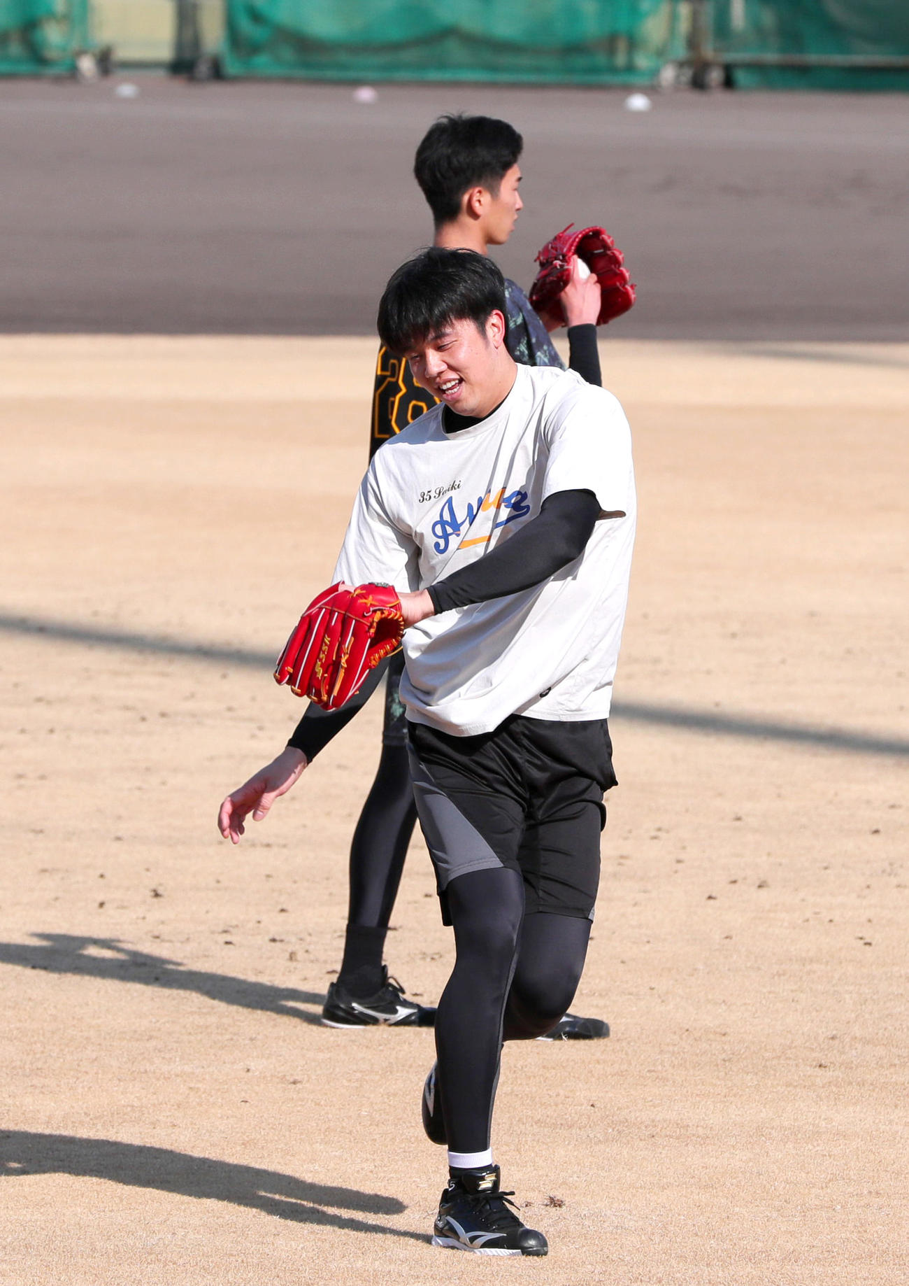 鳴尾浜球場で自主トレする阪神才木（手前）。奥は今朝丸（撮影・上山淳一）
