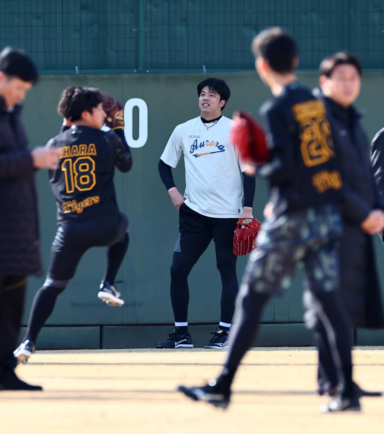 才木浩人（中央）は今朝丸裕喜（右）伊原陵人と同じグラウンドでトレーニングをする（撮影・上田博志）