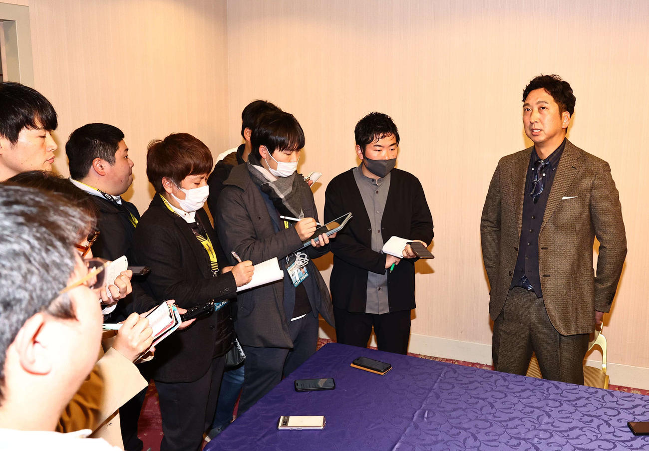 合同スタッフ会議を終えた阪神藤川監督は取材を受ける（撮影・上田博志）