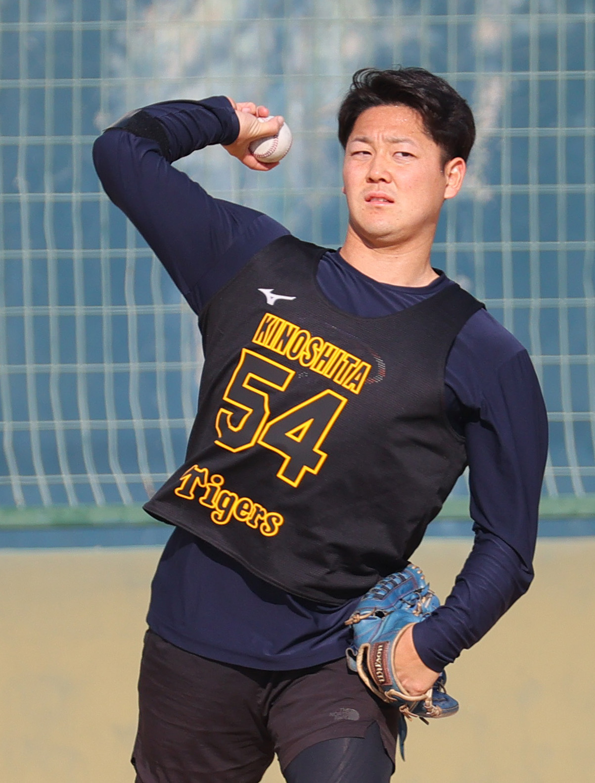 阪神新人合同自主トレでキャッチボールする阪神木下（撮影・上山淳一）