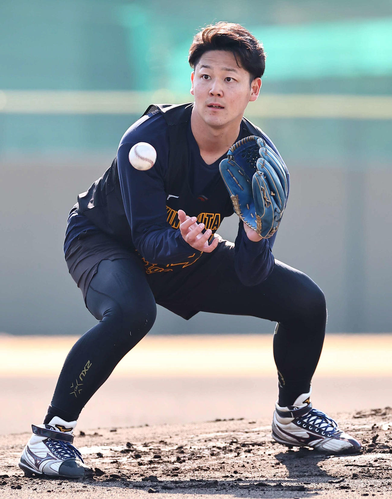 投内連係プレーの練習をする木下（撮影・上田博志）