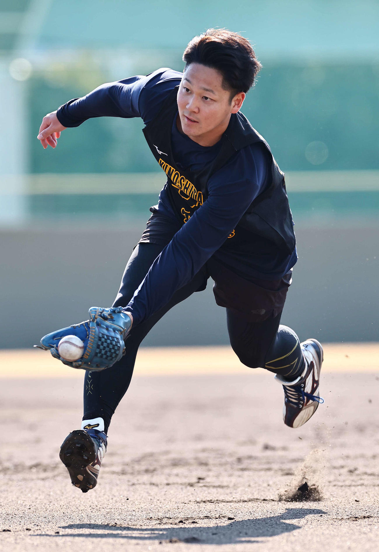 投内連係プレーの練習で本塁へグラブトスする阪神木下（撮影・上田博志）