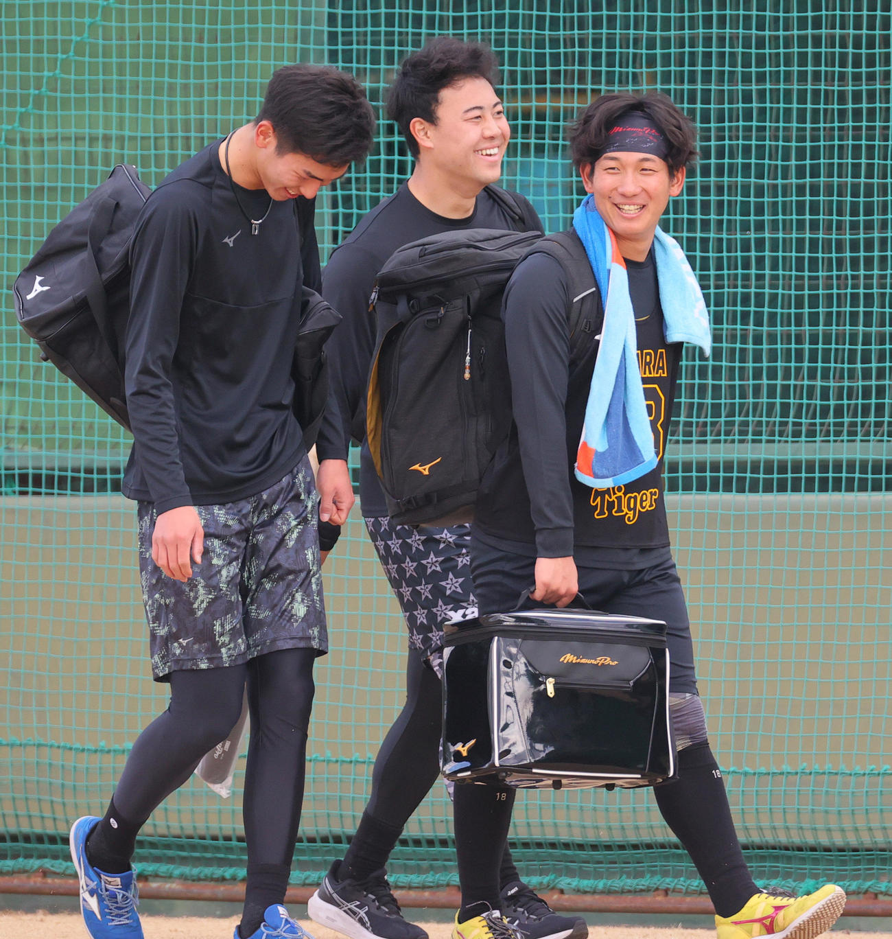 阪神新人合同自主トレを終え笑顔で移動する阪神伊原（右）ら。左は今朝丸、中央は佐野（撮影・上山淳一）