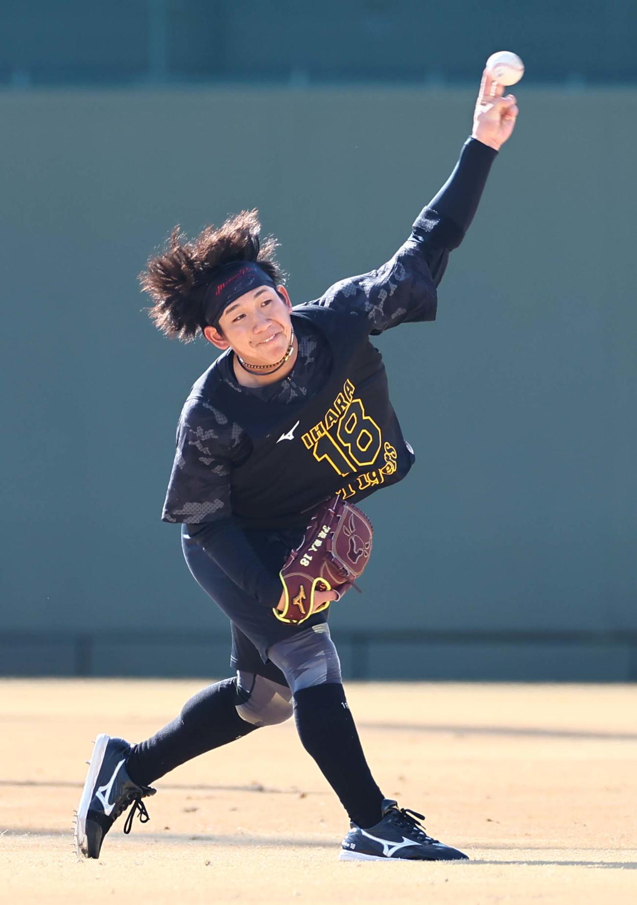 鳴尾浜球場でキャッチボールをする伊原（撮影・上田博志）