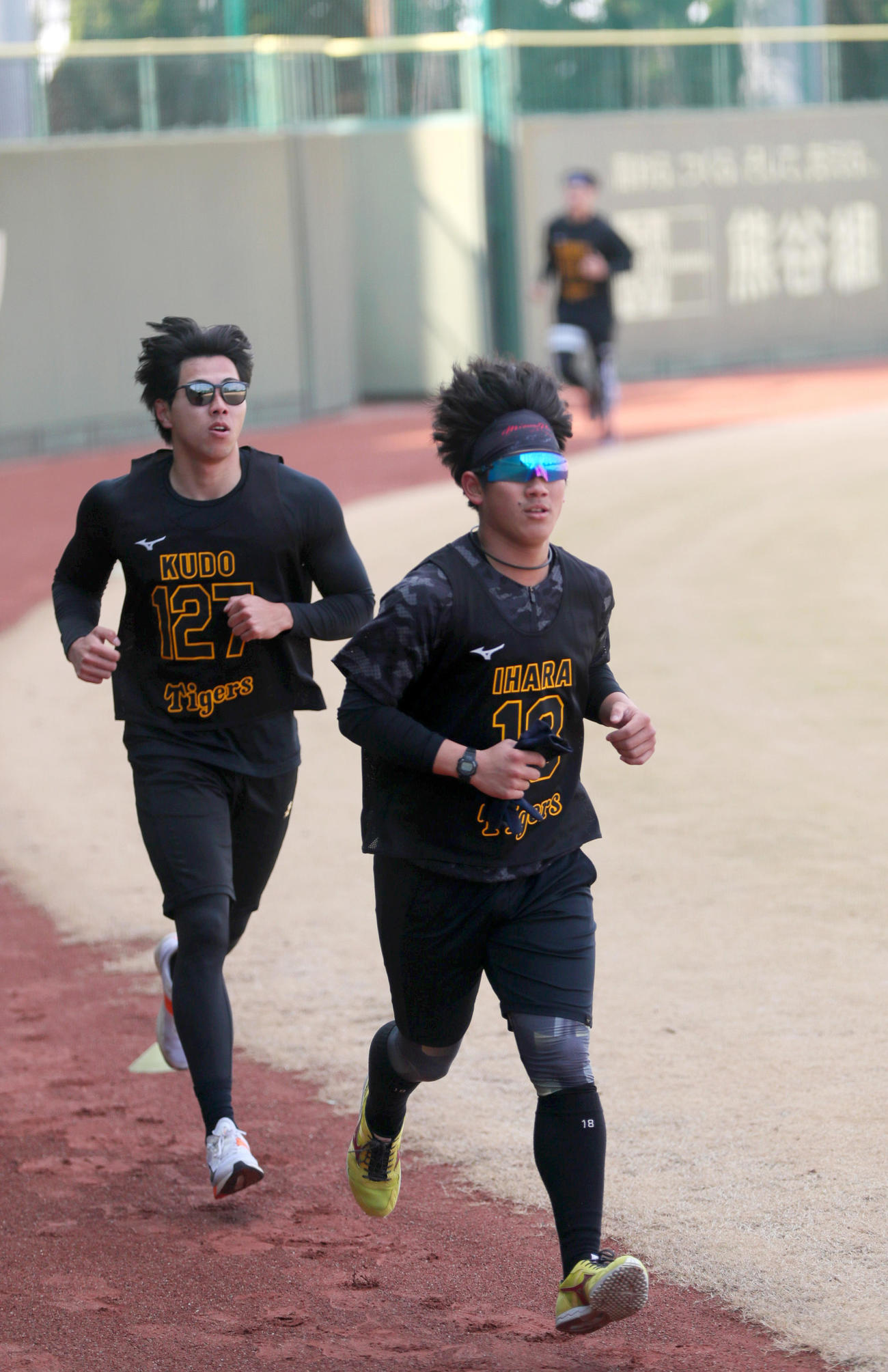 持久走で先頭を走る阪神伊原（手前）。左は阪神工藤（撮影・上山淳一）