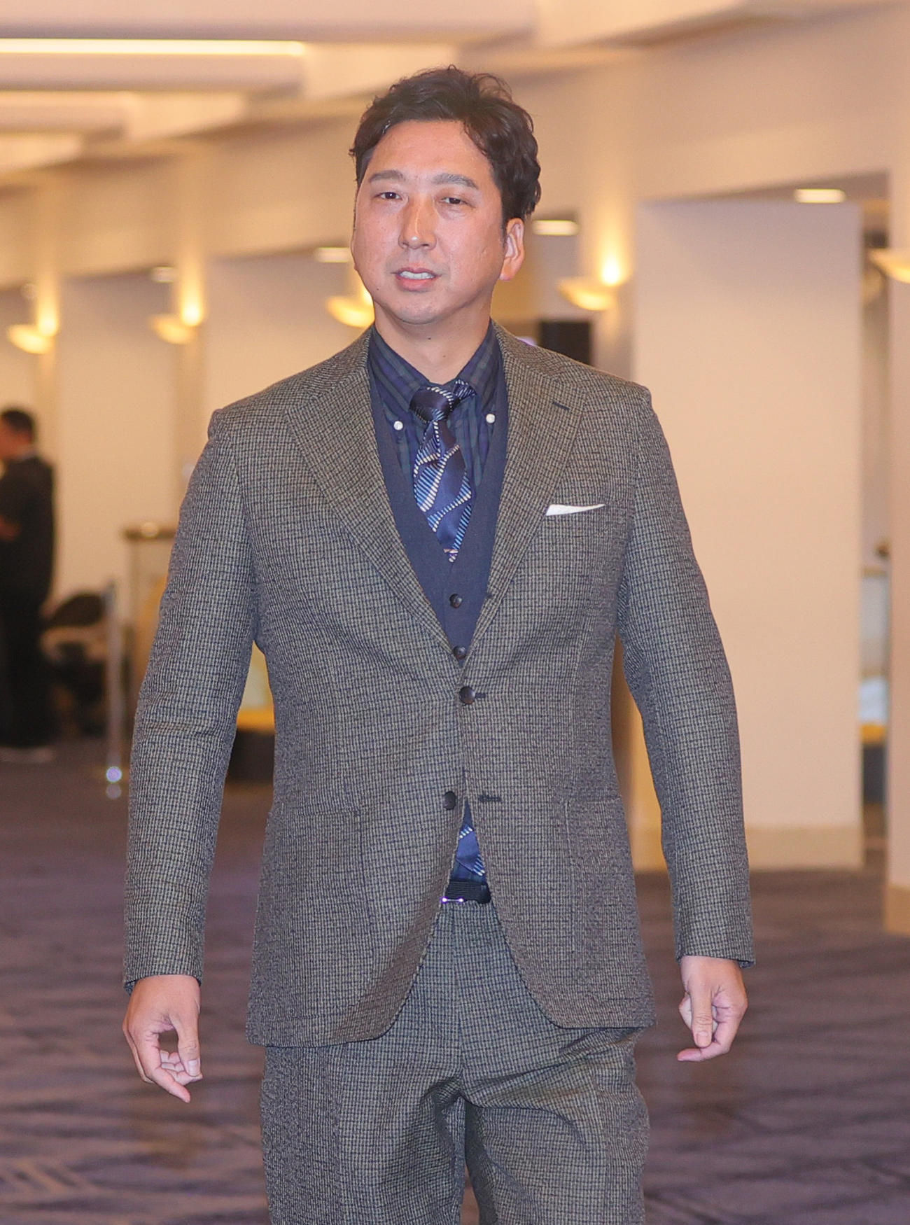 合同スタッフ会議に向かう阪神藤川監督（撮影・上山淳一）
