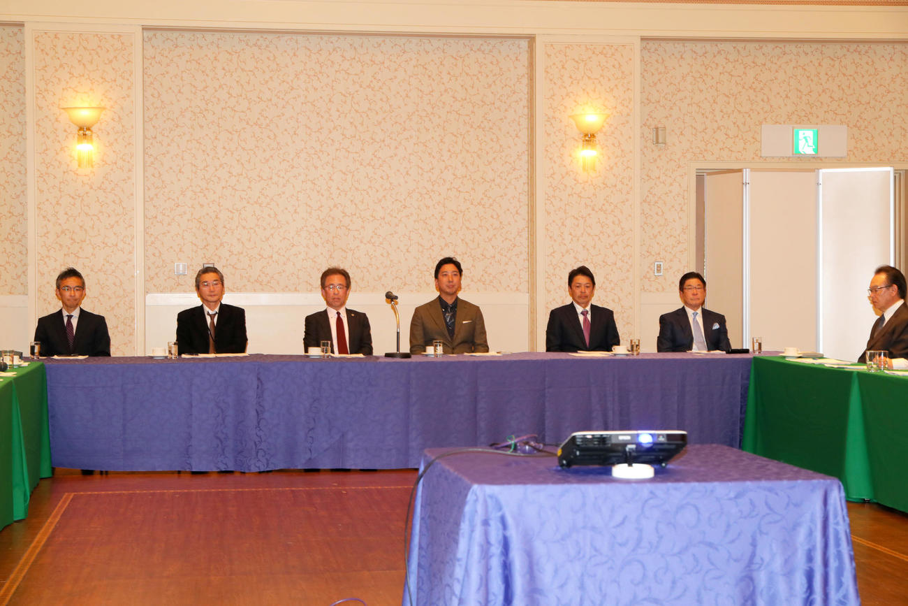 合同スタッフ会議会議に臨む阪神藤川監督（左から4人目）と首脳陣（撮影・上山淳一）