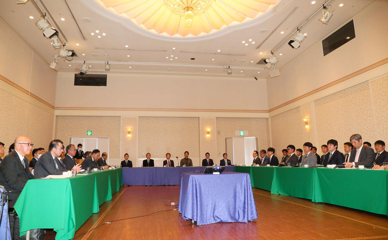 合同スタッフ会議会議に臨む阪神藤川監督ら首脳陣（撮影・上山淳一）