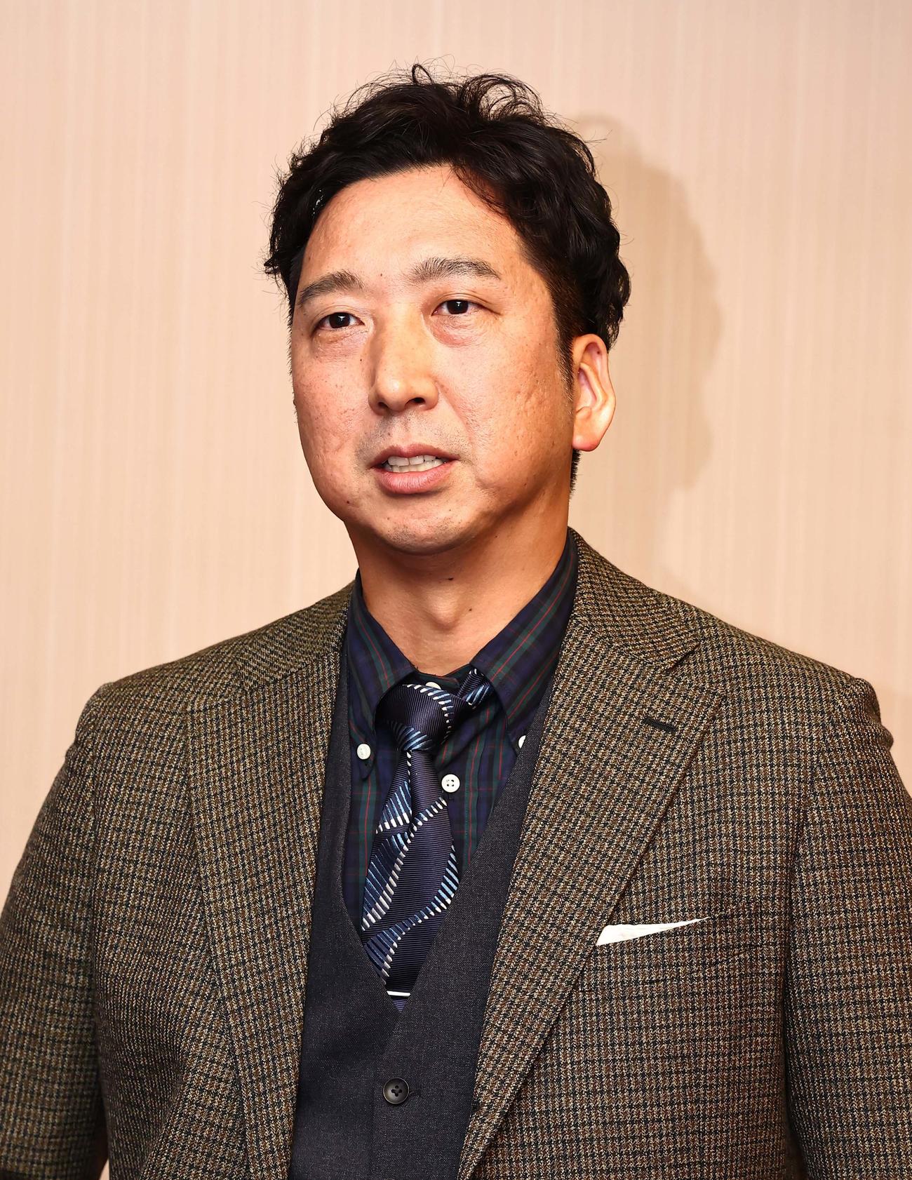 合同スタッフ会議を終えた藤川監督は取材を受ける（撮影・上田博志）