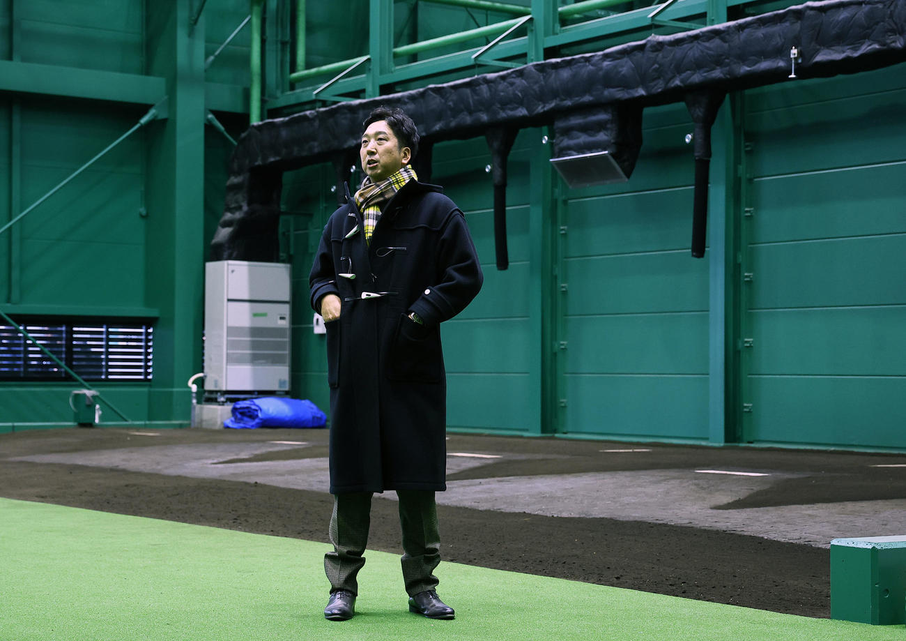 阪神ファームの新施設「ゼロカーボンベースボールパーク」のブルペンを視察する藤川監督（撮影・藤尾明華）