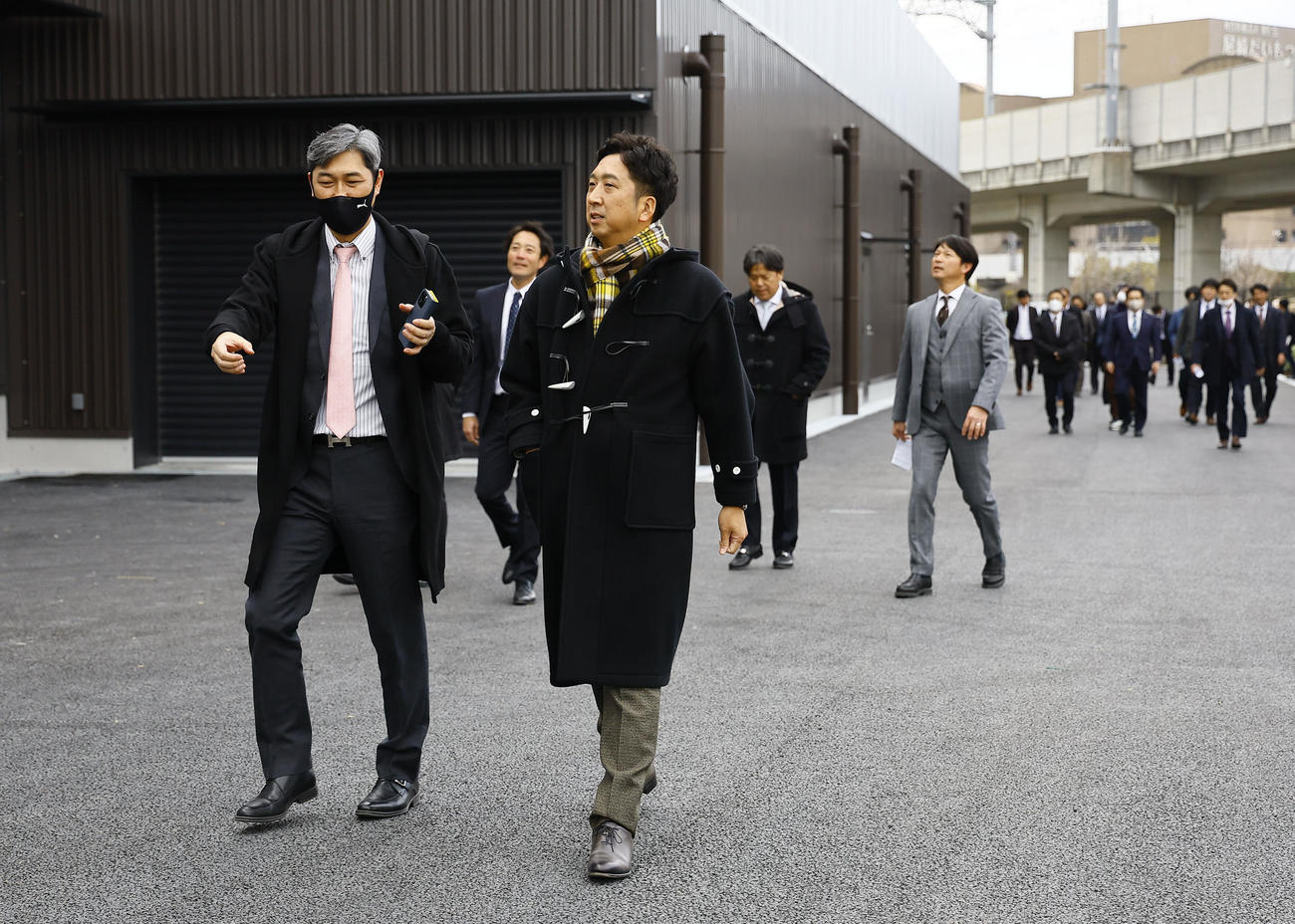 阪神ファームの新施設「ゼロカーボンベースボールパーク」を視察する藤川監督（手前右）と金村投手コーチ（撮影・藤尾明華）