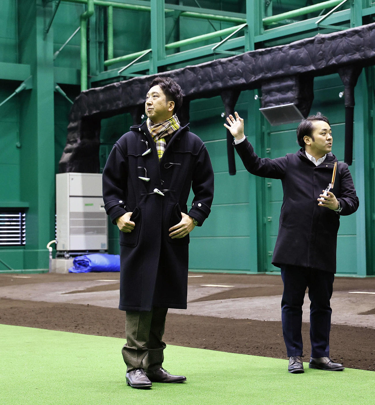 阪神ファームの新施設「ゼロカーボンベースボールパーク」のブルペンを視察する藤川監督（撮影・藤尾明華）