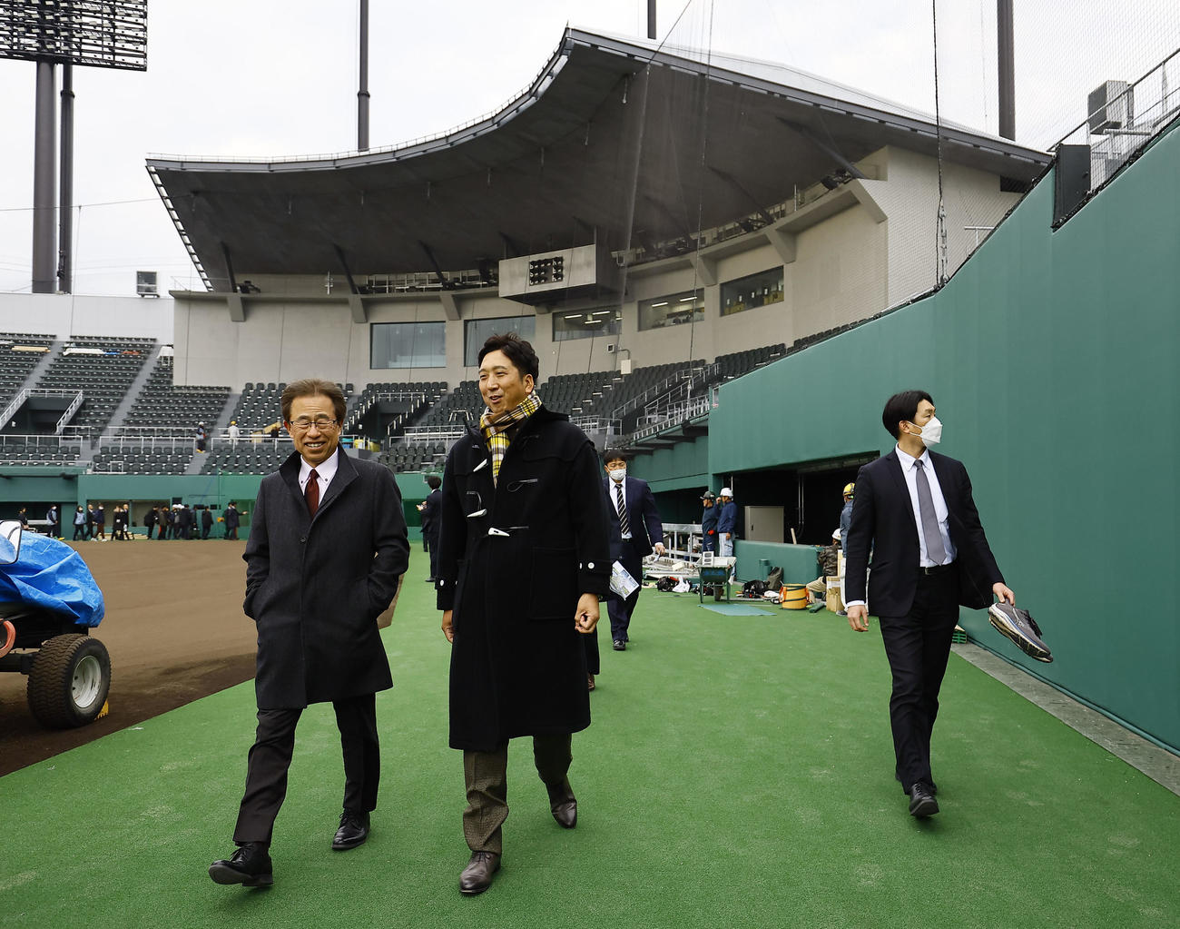 阪神ファームの新施設「ゼロカーボンベースボールパーク」の球場を視察する藤川監督（撮影・藤尾明華）