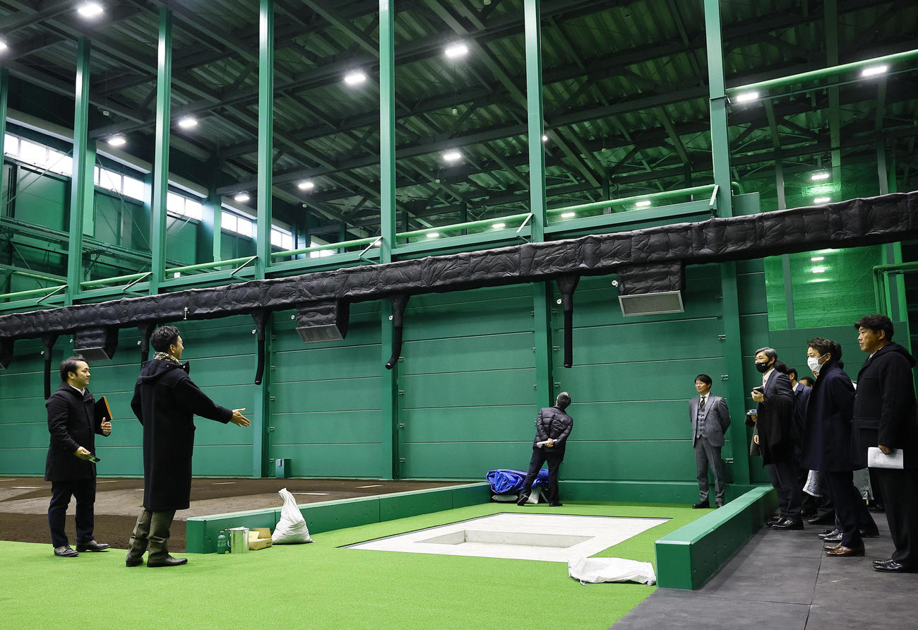 阪神ファームの新施設「ゼロカーボンベースボールパーク」のブルペンを視察する藤川監督（左から2人目）とコーチ陣（撮影・藤尾明華）
