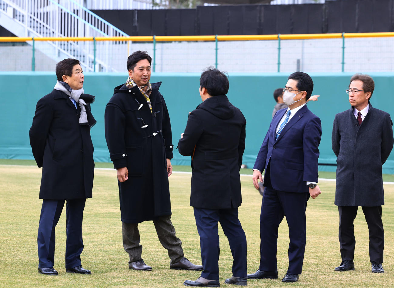 阪神ファームの新施設「ゼロカーボンベースボールパーク」のスタジアムを視察する平田2軍監督（左端）と藤川監督（左から2人目）（撮影・藤尾明華）