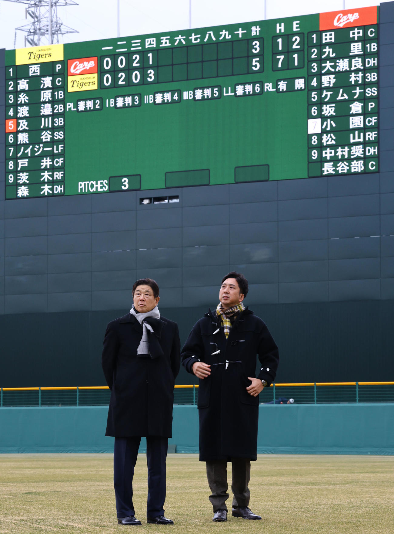 阪神ファームの新施設「ゼロカーボンベースボールパーク」のスタジアムを視察する藤川監督（右）と平田2軍監督（撮影・藤尾明華）