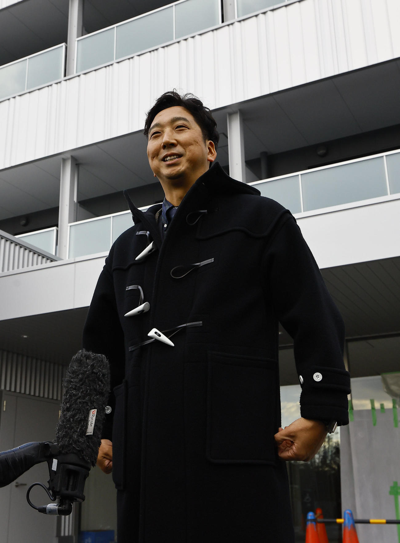 阪神ファームの新施設「ゼロカーボンベースボールパーク」を視察し、取材に応じる藤川監督（撮影・藤尾明華）