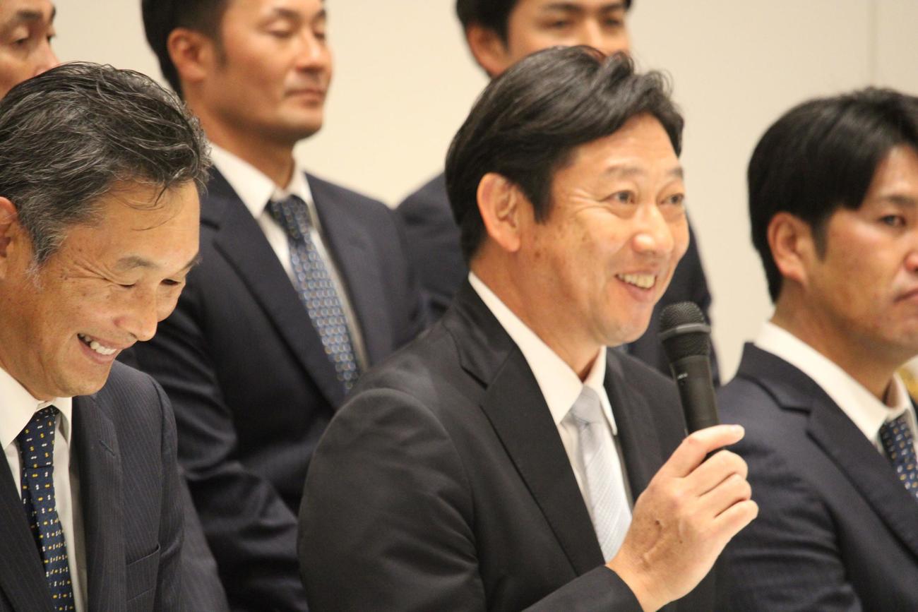 就任の抱負を語る西武鳥越ヘッドコーチ（撮影・金子真仁）
