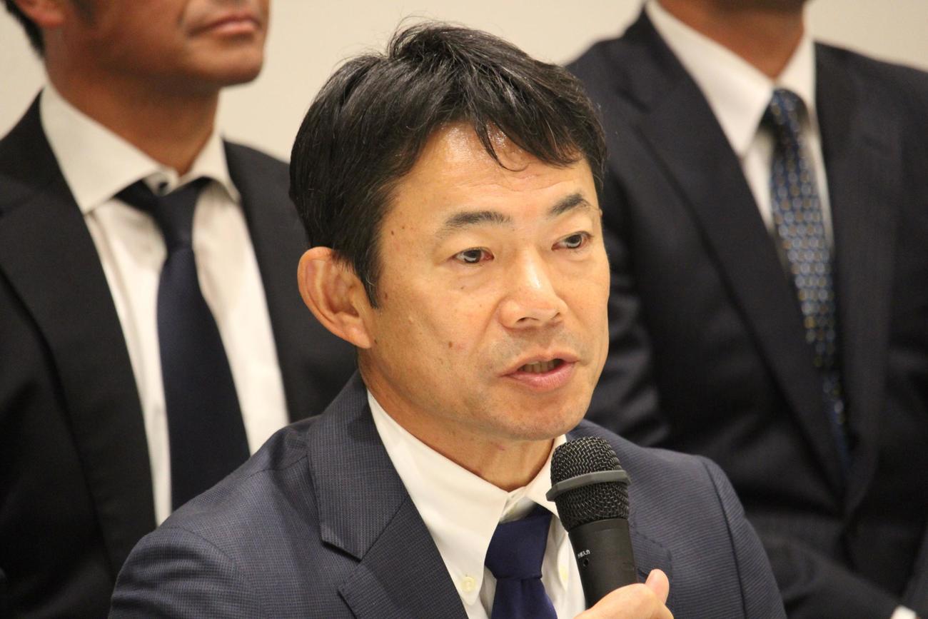 就任し抱負を語る西武仁志1軍野手チーフコーチ（撮影・金子真仁）