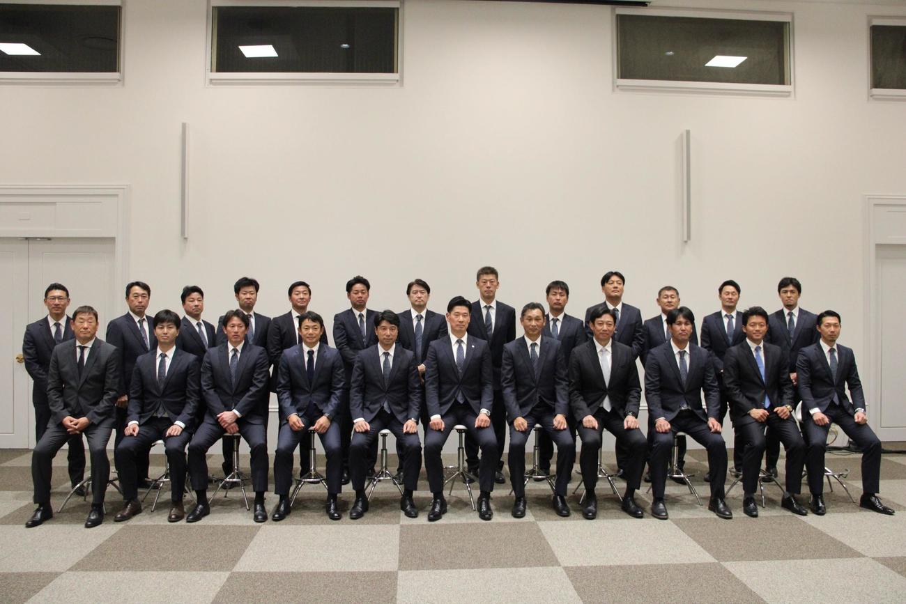 広池球団本部長（前列左から6人目）と西口監督（その右）ら西武首脳陣（撮影・金子真仁）