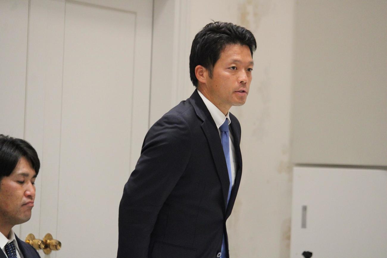 就任しあいさつする西武大引1軍内野守備走塁コーチ（撮影・金子真仁）