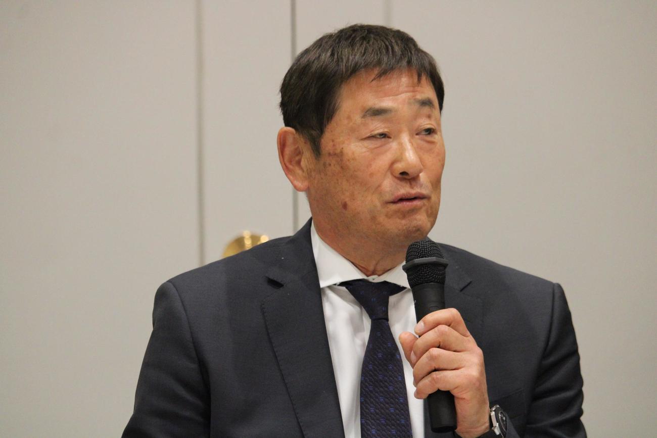 就任し抱負を口にする西武立花1軍打撃コーチ（撮影・金子真仁）