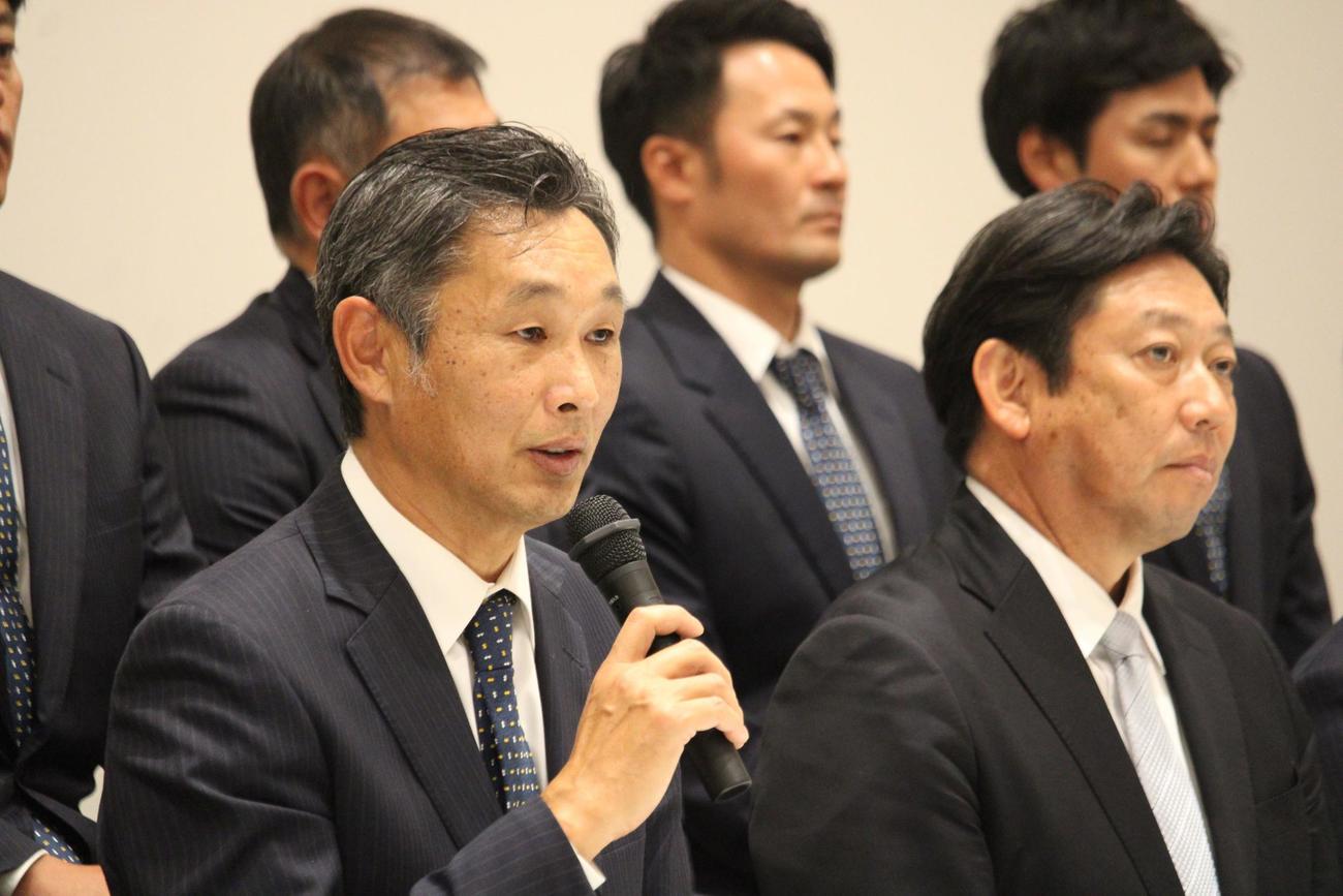 スタッフ会議を終え会見する西武西口監督（左）。右は鳥越1軍ヘッドコーチ（撮影・金子真仁）