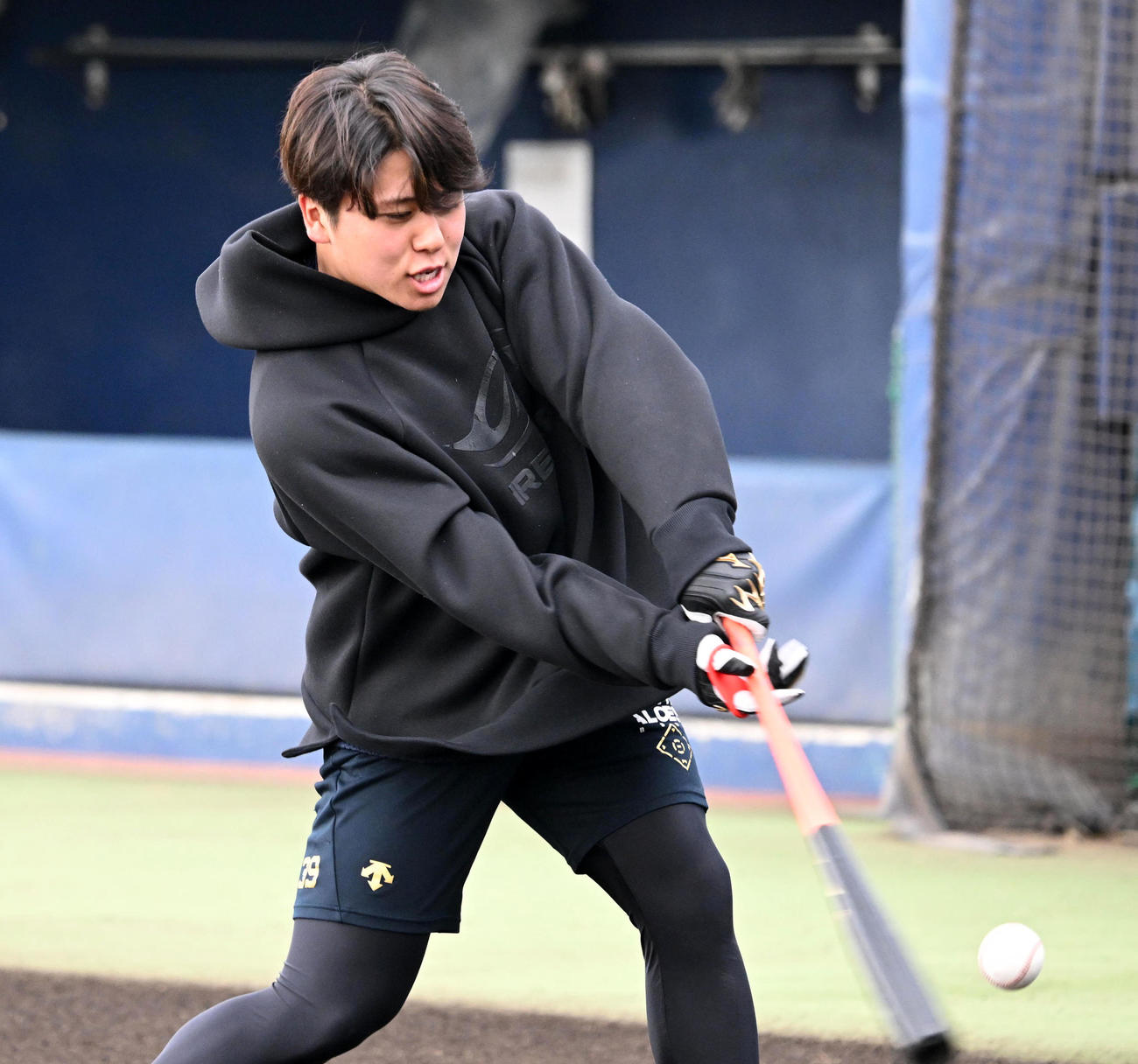 ティー打撃を行うオリックス池田（撮影・前岡正明）