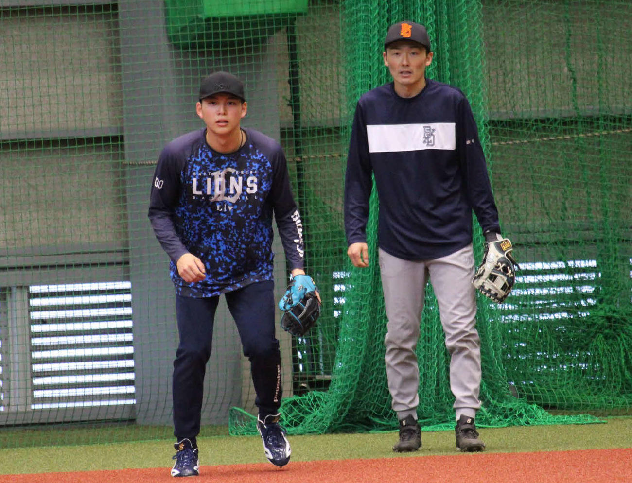 源田らと自主トレを行う西武金子（撮影・金子真仁）