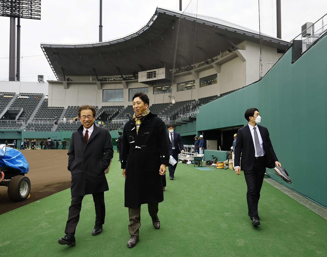 阪神ファームの新施設「ゼロカーボンベースボールパーク」の球場を視察する藤川監督。左は粟井球団社長（撮影・藤尾明華）